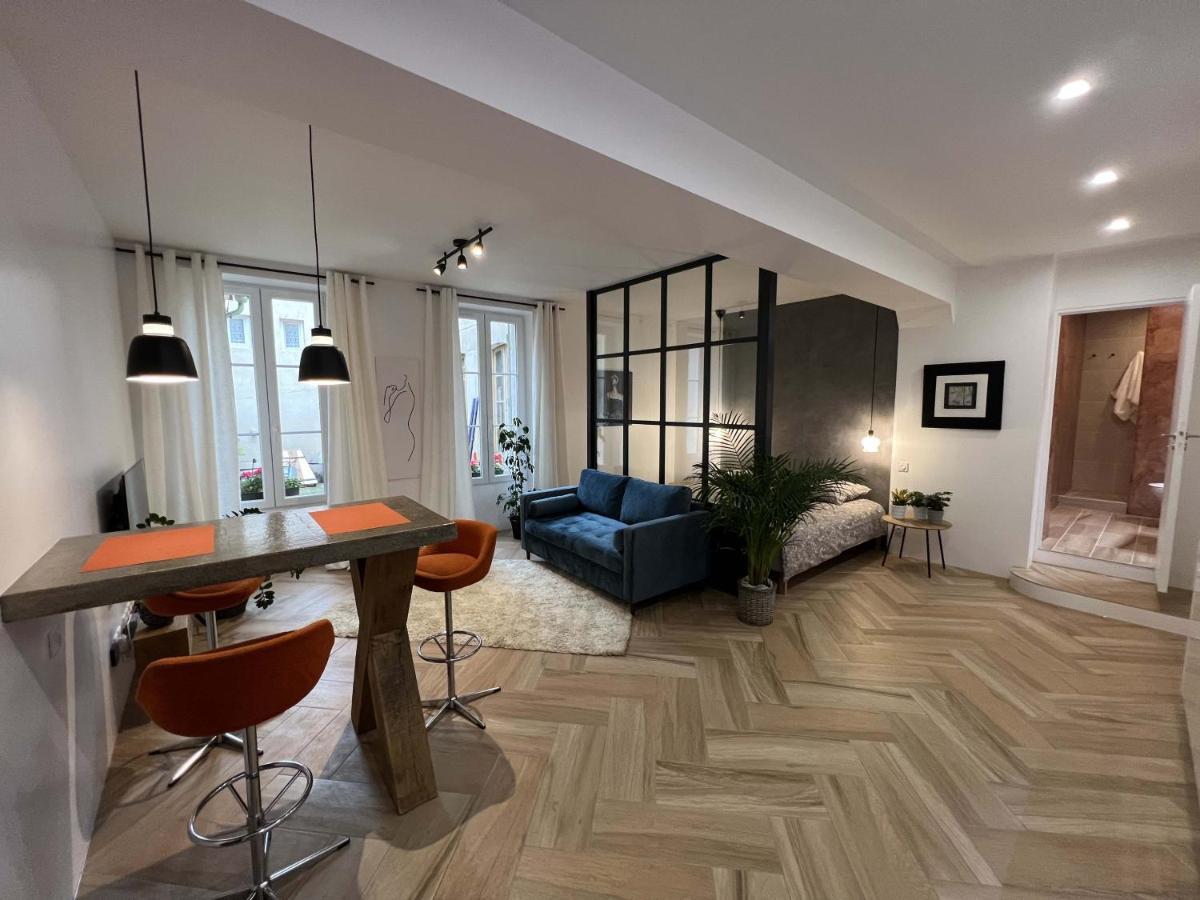 Bel Appartement Au Centre Du Vieux Joigny Exteriör bild